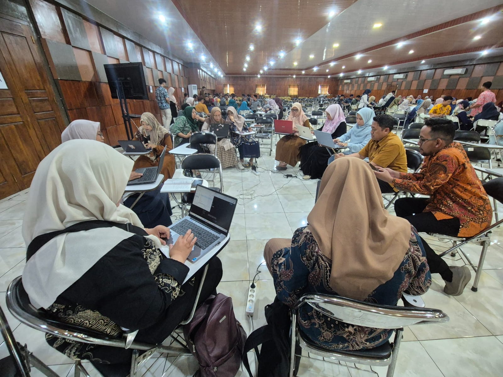 Sambut Era Digital, Pendidik MI Muslimat Nu, MTs, dan MA Bilingual Muslimat NU Sidoarjo Ikuti Workshop Koding dan Kecerdasan Artifisial (AI)
